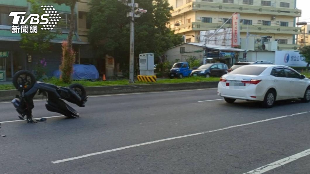 整輛機車倒立、輪子朝上停在路上，彷彿在「立筊」。（圖／警方提供）