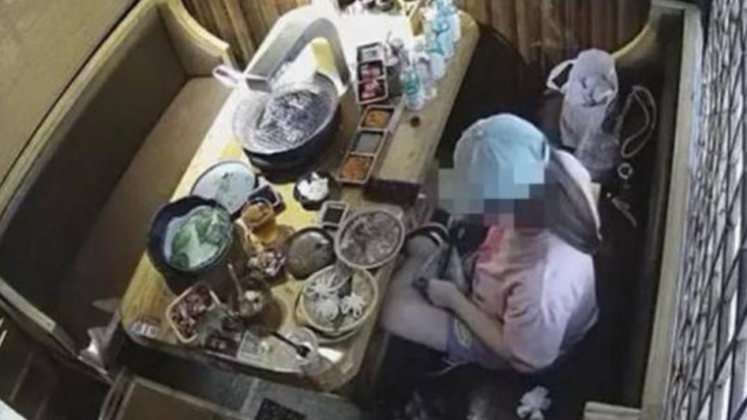 女子偷偷外帶餐點。(圖/翻攝自極目新聞)