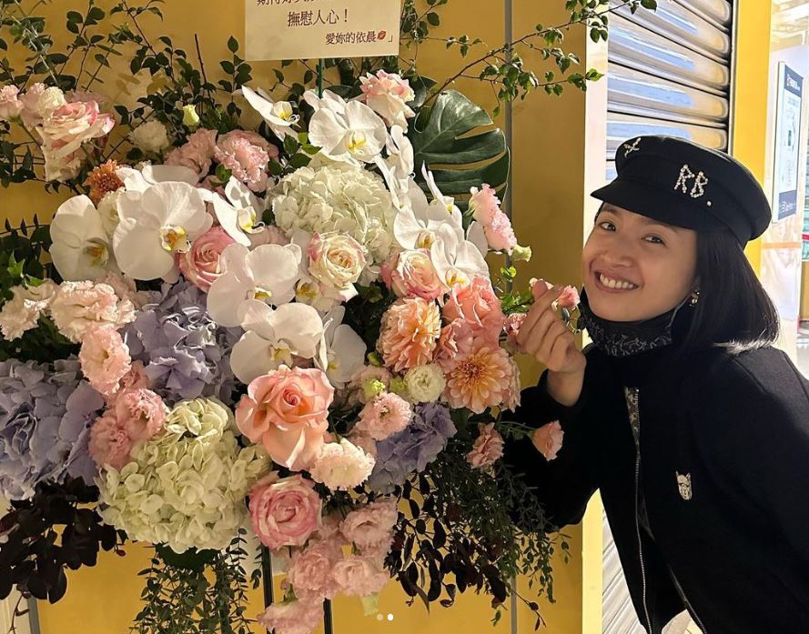 林依晨送上花籃,並開心燦笑打卡認證。(圖/翻攝自IG)