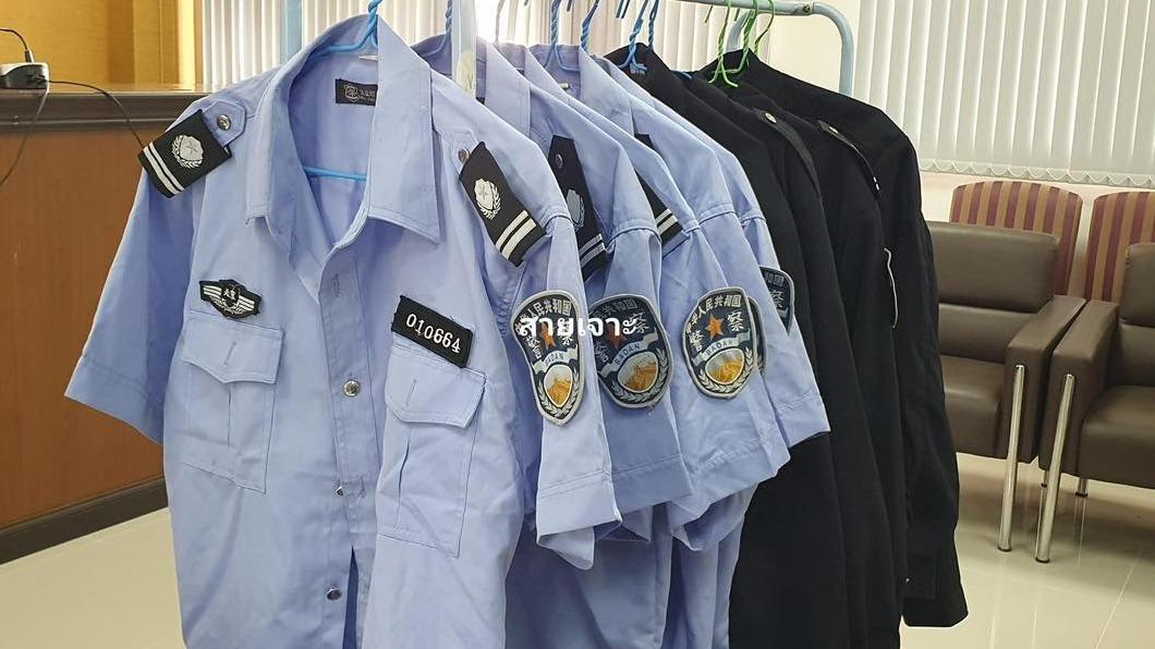 不只偷渡非法藥物，兩名台男還偷渡5件大陸公安與台警的造假制服。（圖／翻攝自泰國警察粉專）