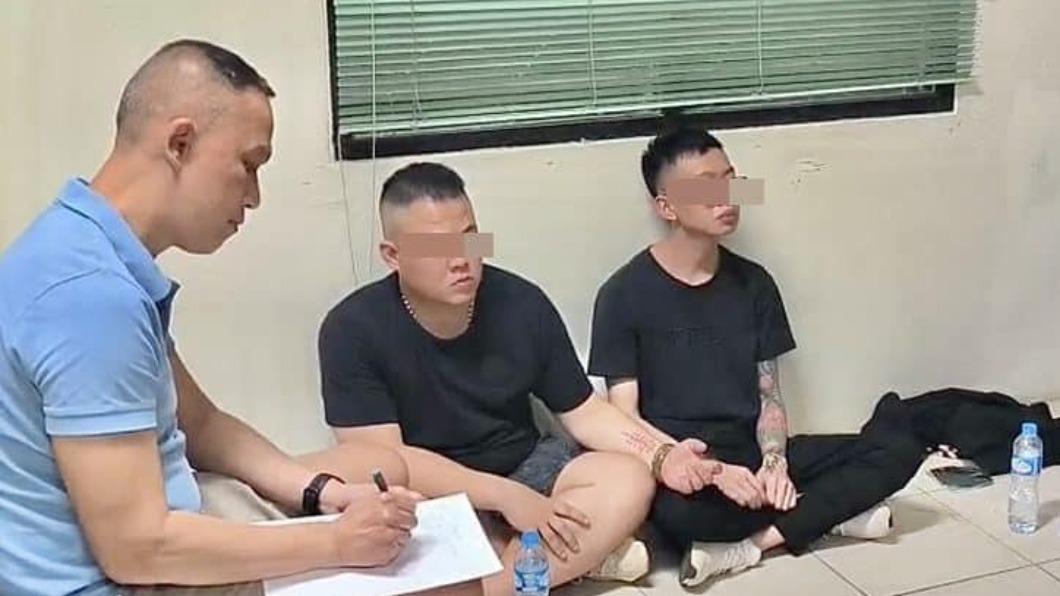 疑似是兩名被逮捕的台灣男子，涉嫌攜帶毒品與造假制服入境泰國。（圖／翻攝自泰國粉專）