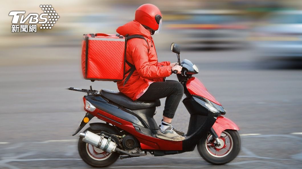 日前有民眾看到路上一名媽媽騎著機車外送。(示意圖/shutterstock達志影像)