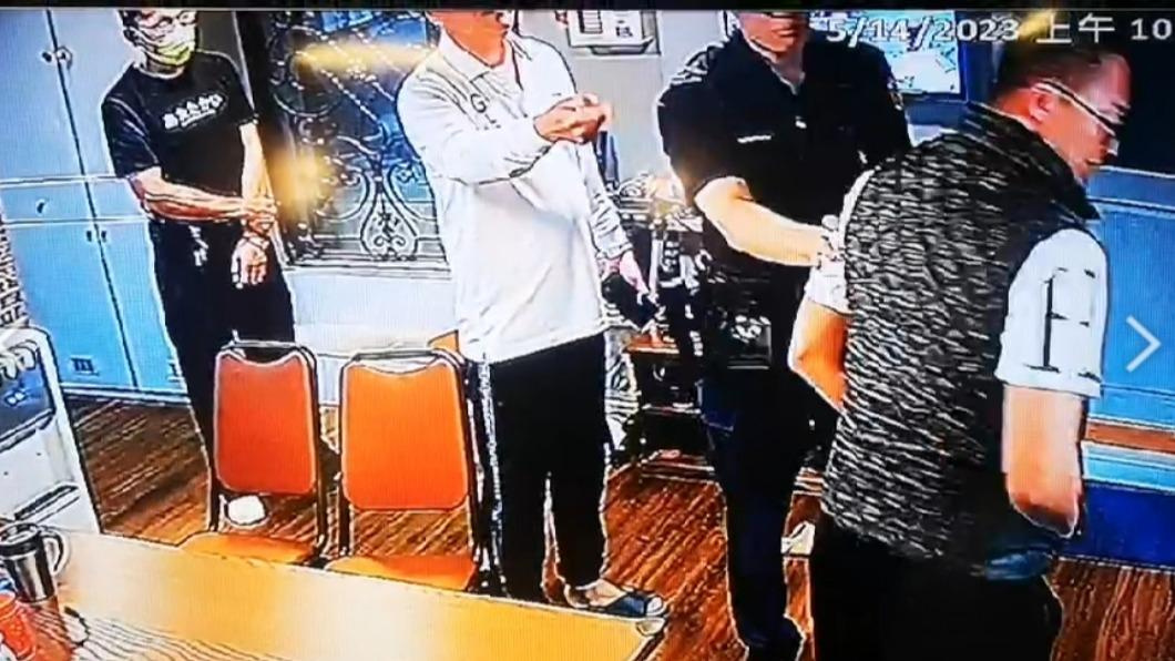 警方到場，曹男情緒激動。（圖／民眾提供）