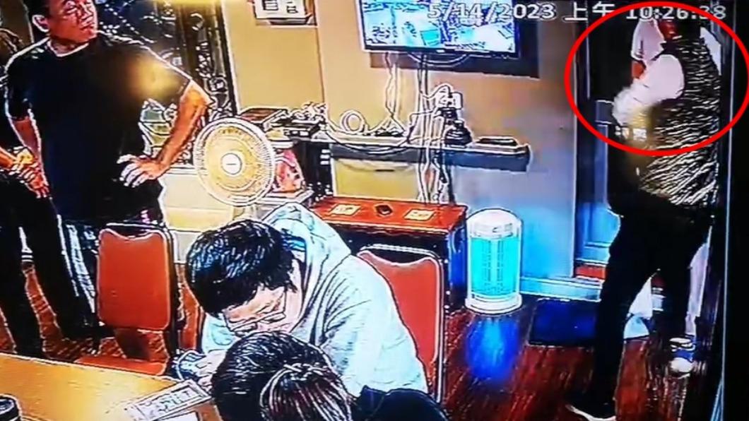 曹男二度到場，爆發衝突。（圖／民眾提供）