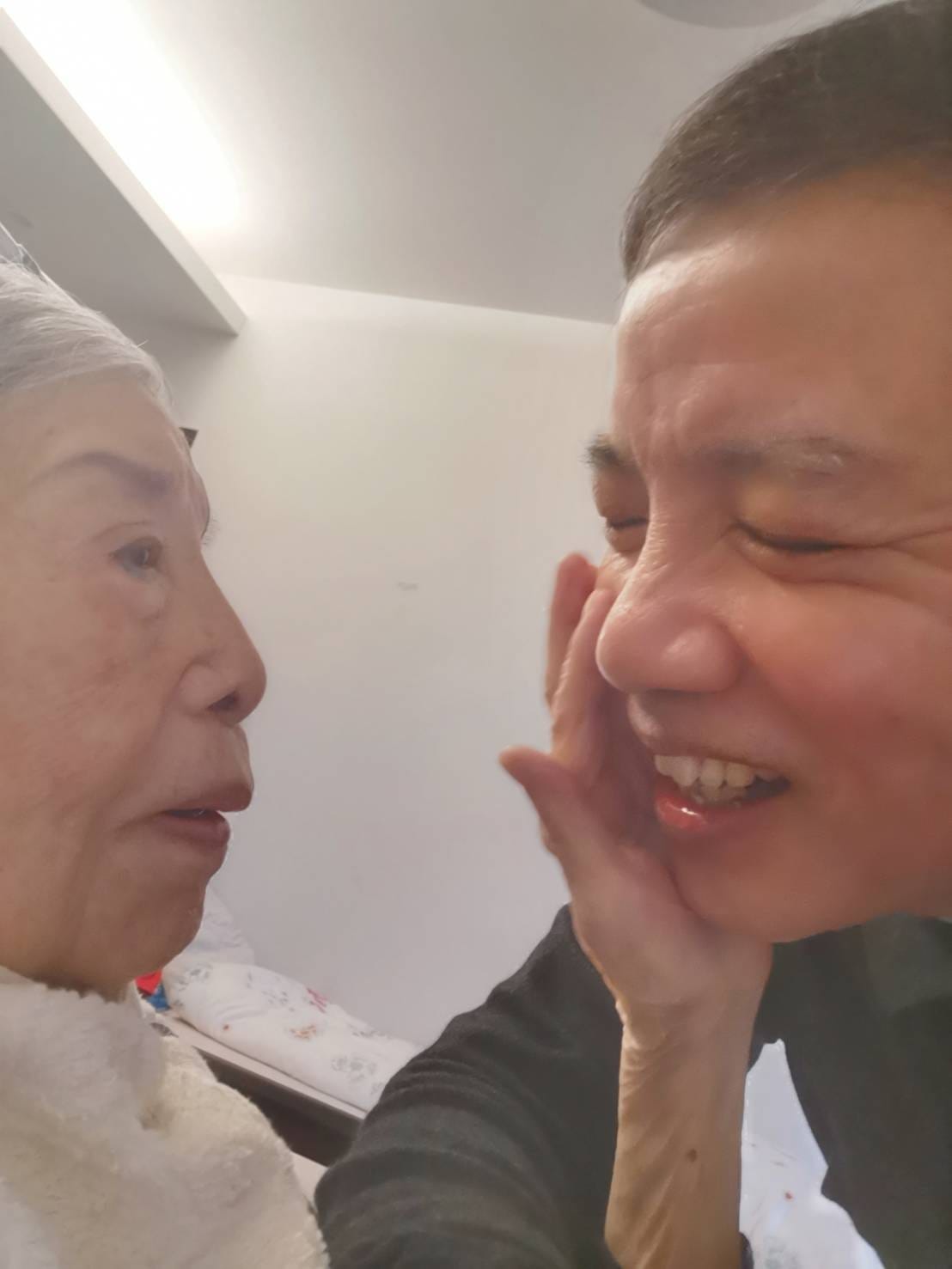 陳凱倫很感謝媽媽強烈的生存意志力，撐著他走過了一關一關的考驗。（圖／翻攝自陳凱倫臉書）
