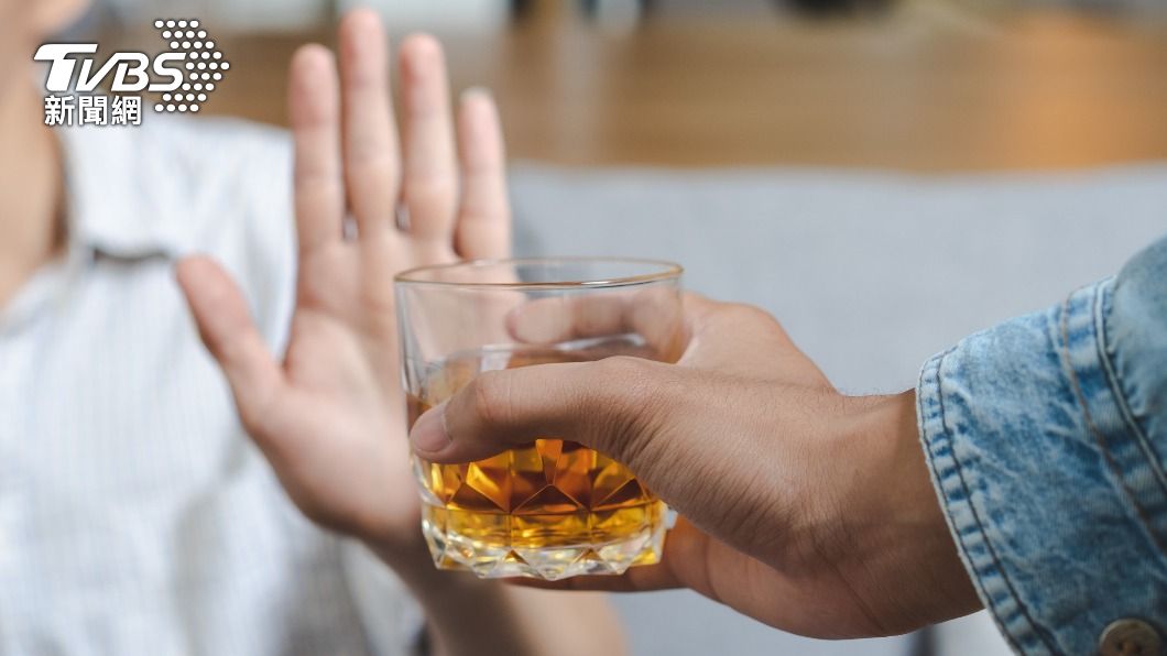 扭轉勸酒文化避免飲酒過量,可以說喝酒傷身。(示意圖/shutterstock達志影像)