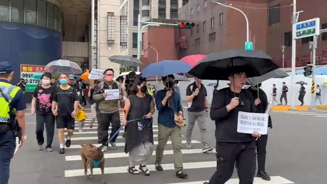民眾身穿黑衣撐傘過馬路。(圖/民眾提供)