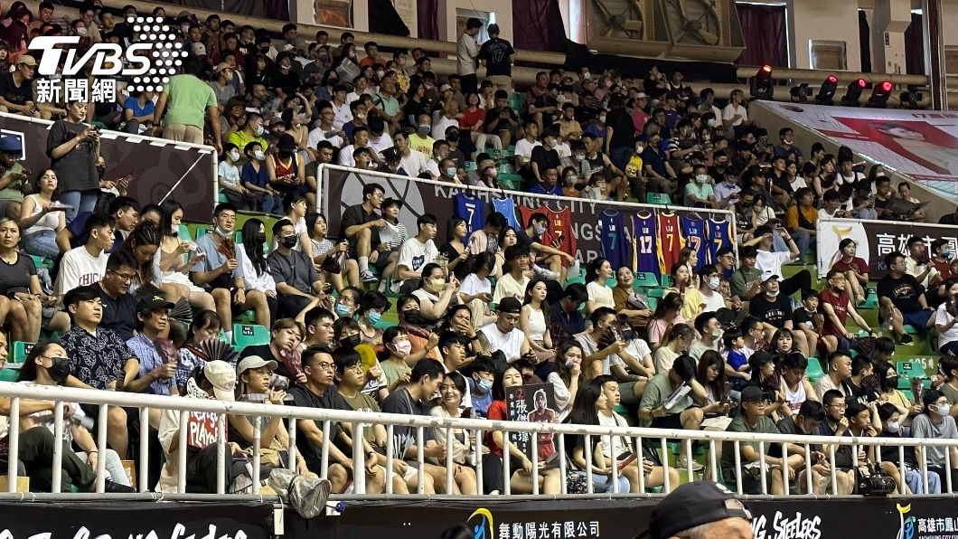 昨天開打前十分鐘冷氣壞掉,滿場球迷狂搧風,今天終於修復。(圖/張良瑜攝)