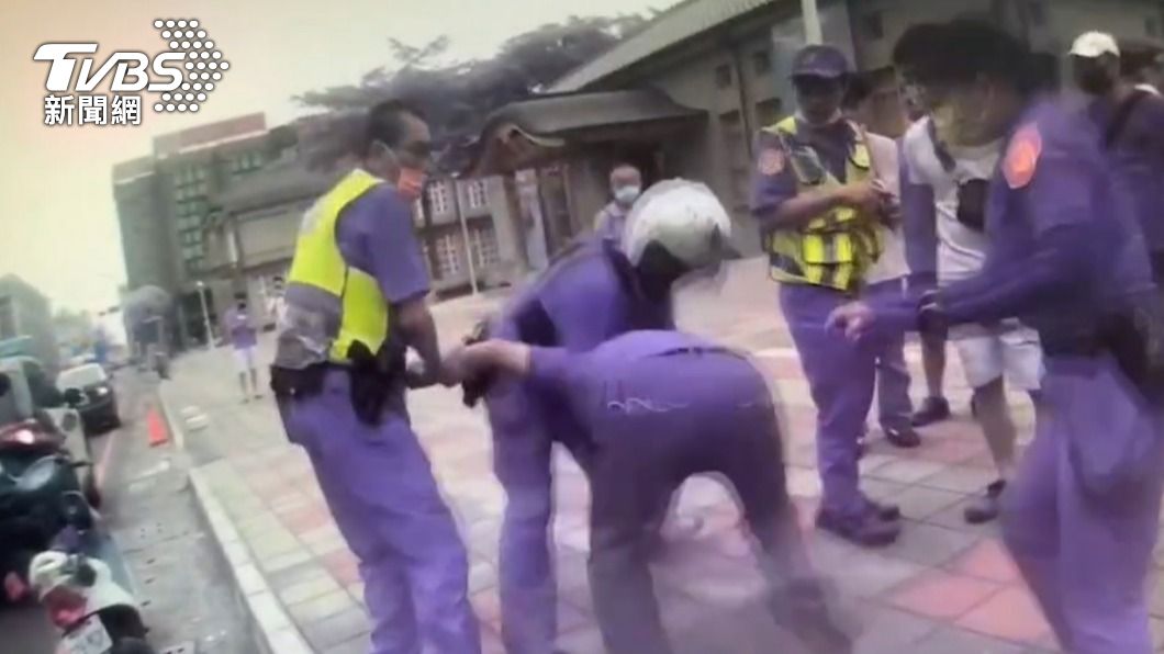 違規擦撞行人!酒駕仔想私了被拒惱羞 發酒瘋遭4警壓制