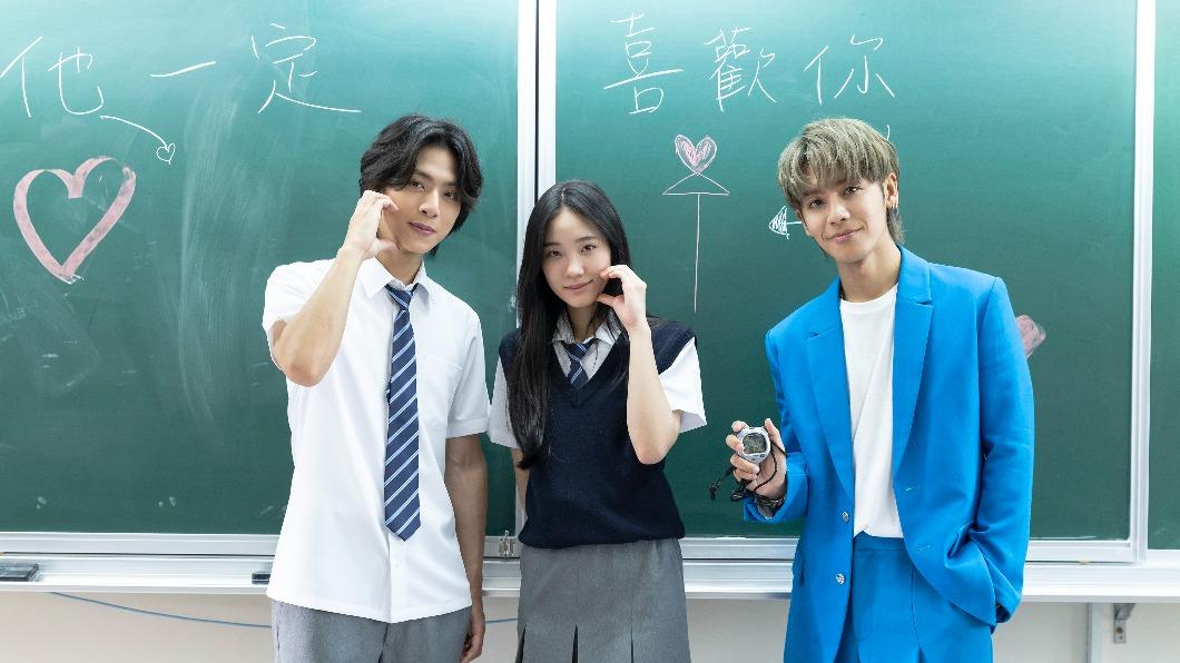 鼓鼓(右起)在MV中負責撮合Lily和林裕城。(圖/相信音樂提供)