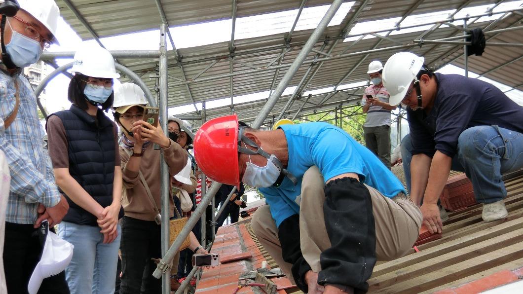瓦作匠師技術傳承 領學徒修復竹縣新瓦屋建築屋頂
