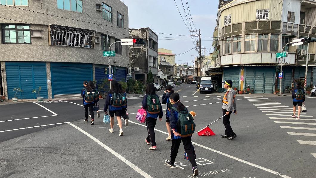 高市一甲國中設行人專用號誌。（圖／高雄市交通局提供）