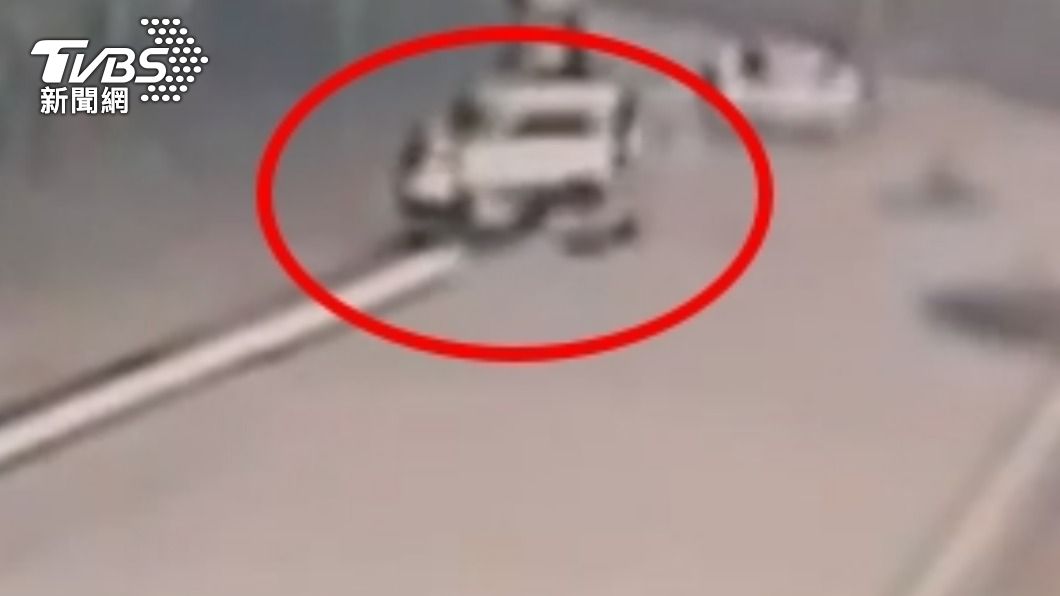 汽車車頭碎裂。（圖／TVBS）