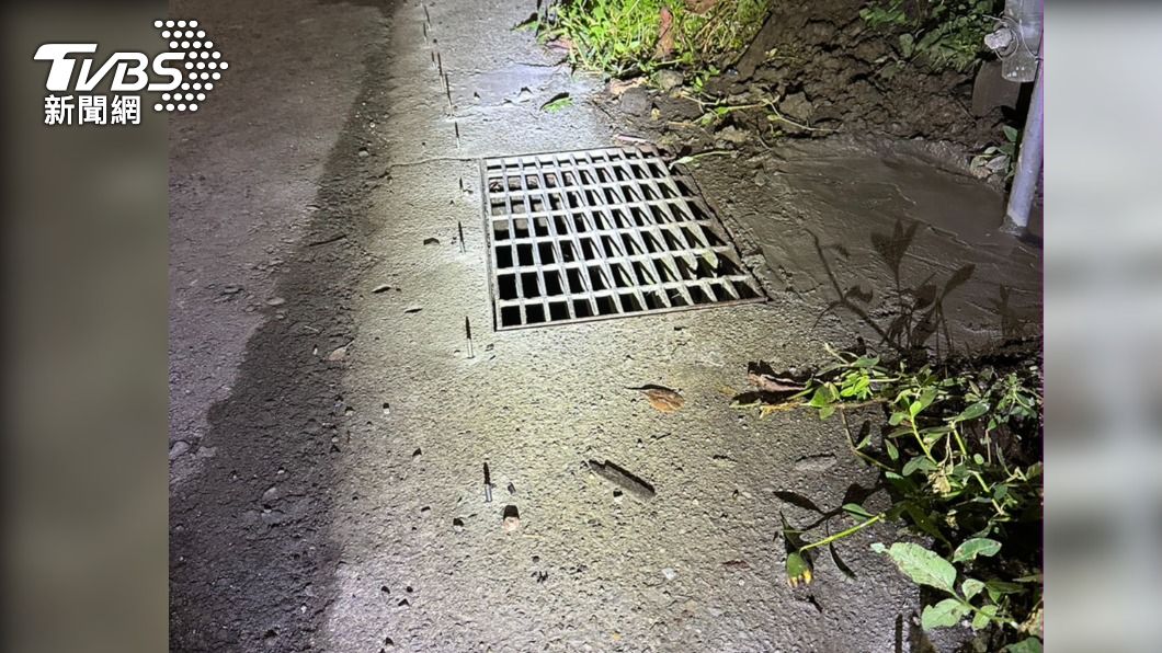 有何居心?疑民眾私鑽孔埋釘 基隆路邊驚見危險陷阱釀爆胎