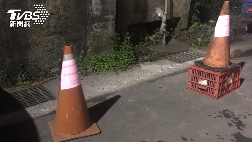 警方獲報後,已擺設警告設施,防止人車靠近發生危險。(圖/警方提供)