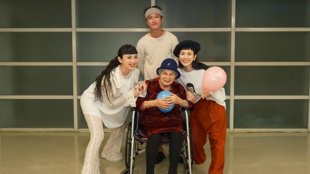 魏如萱(左起)和表弟柯智棠、妹妹魏如昀和高齡93歲的奶奶在後台合照。(圖/好多音樂提供)