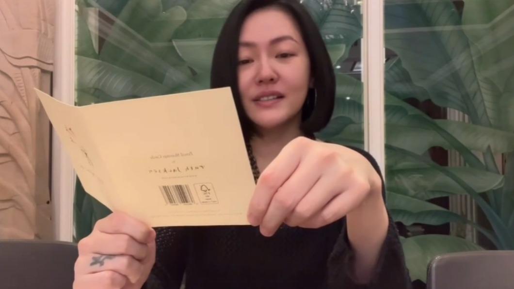 小S大聲唸出二女兒寫的卡片。(圖/翻攝自小S臉書)