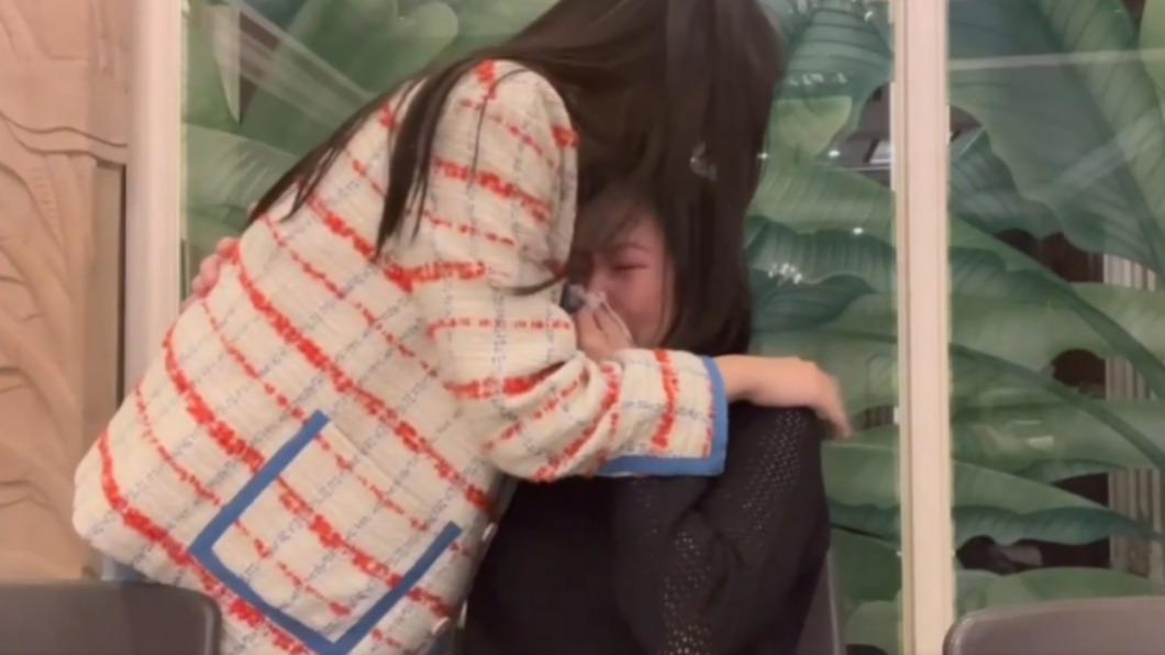 小S和Lily擁抱。(圖/翻攝自小S臉書)