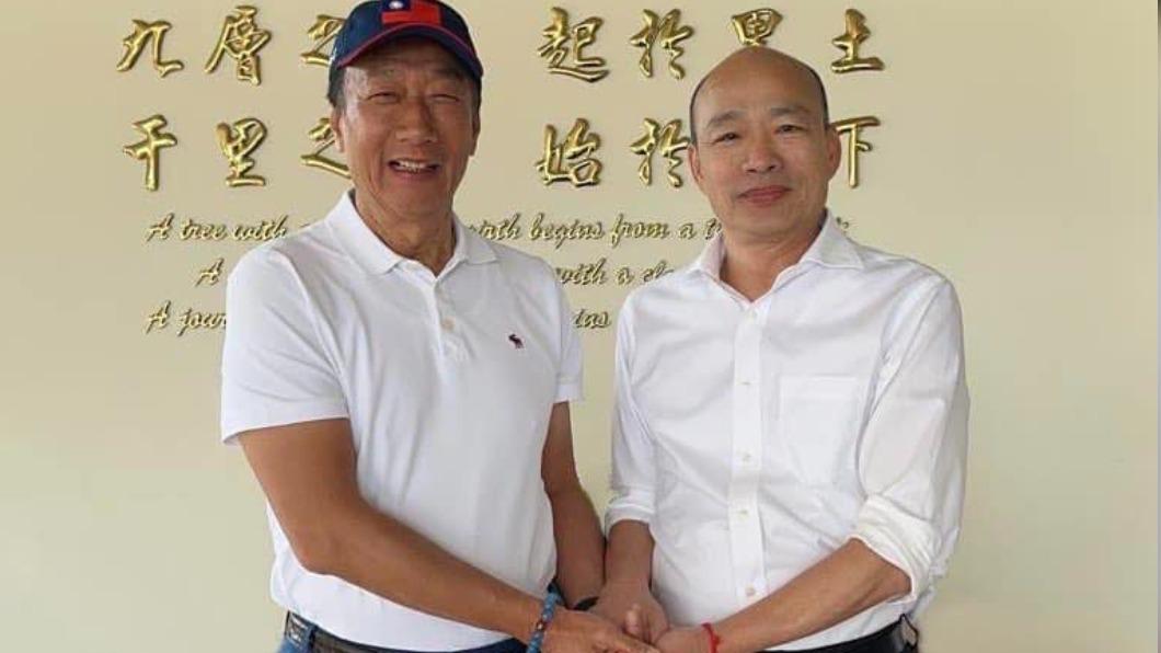 韓國瑜和郭台銘十指緊扣。（圖／翻攝自郭台銘臉書）