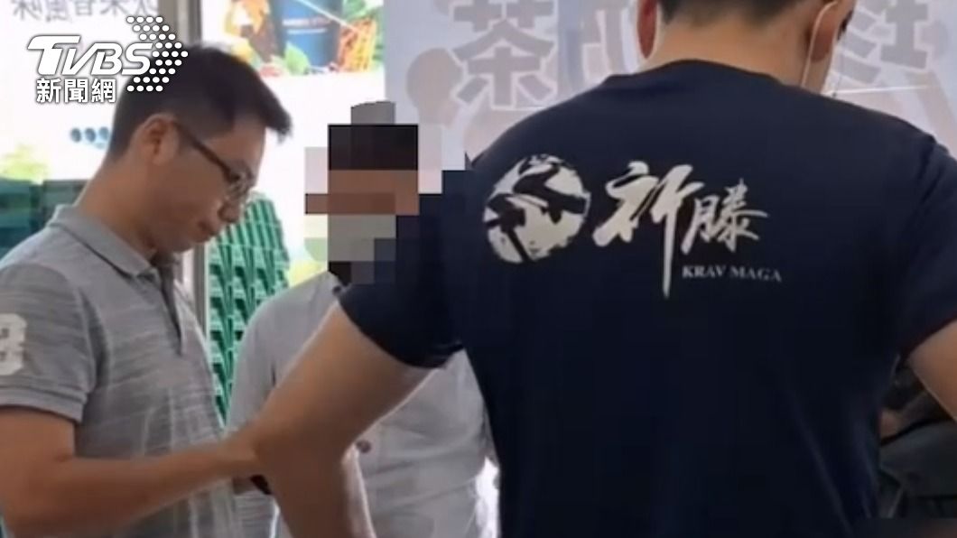 警方在超商內包圍車手。(圖/TVBS)