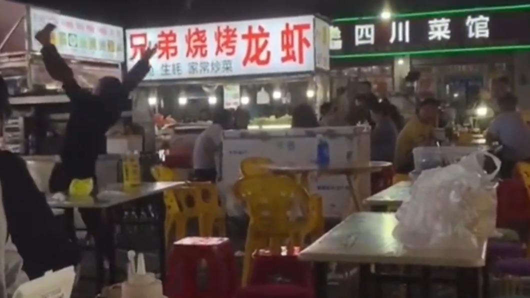 老闆中獎後情緒激動。(圖/翻攝自微博)