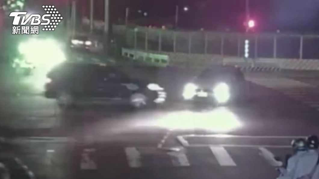 左轉燈疑未亮!男駕駛路口迴轉碰撞直行車 2車頭全爛