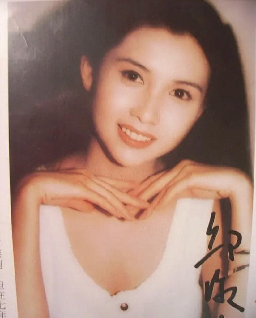 沈月貼出媽媽邱淑貞的年輕美照。(圖/翻攝自沈月IG)