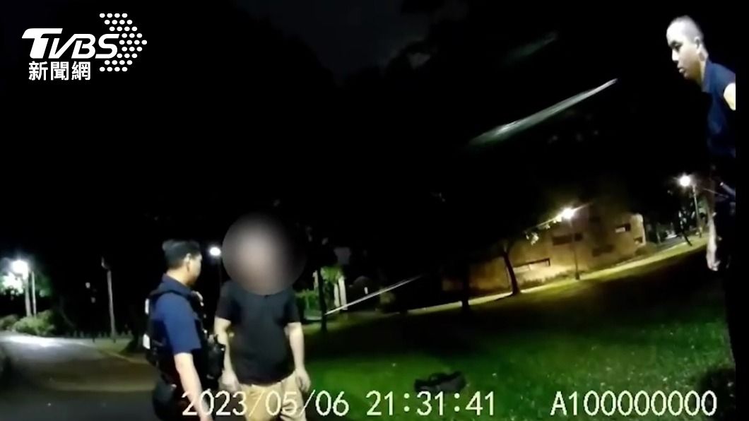 警方獲報到場將外籍男子帶回安置。(圖/TVBS)