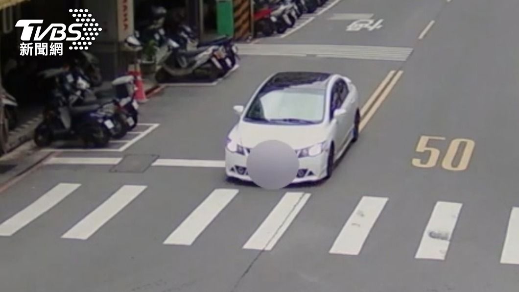 犯嫌車輛開抵現場。(圖/TVBS)