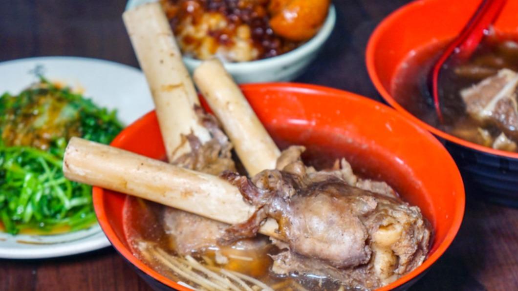 羊小排湯搭配店家特製辣醬超美味。(圖/鄉民食堂提供)