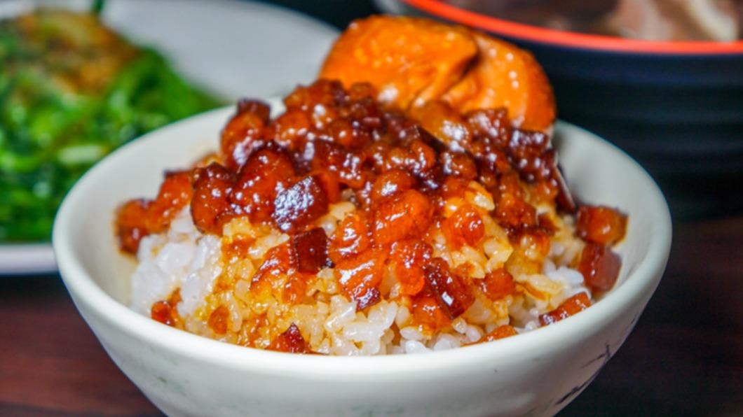 神似萬華的「黑金滷肉飯」。(圖/鄉民食堂提供)