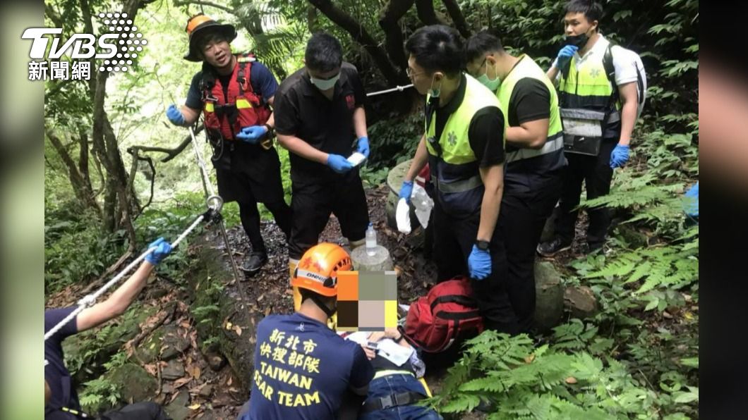 汐止秀峰瀑布驚傳登山客落水 1男子意識不清送醫搶救