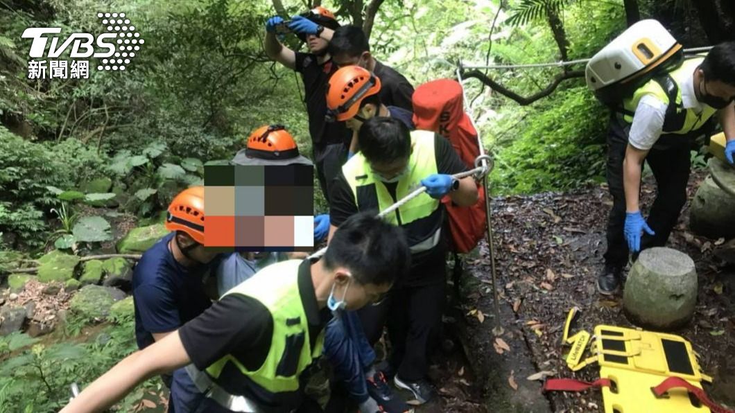 男子疑似落水後意識不清,警消人員準備將他送醫。(圖/TVBS)