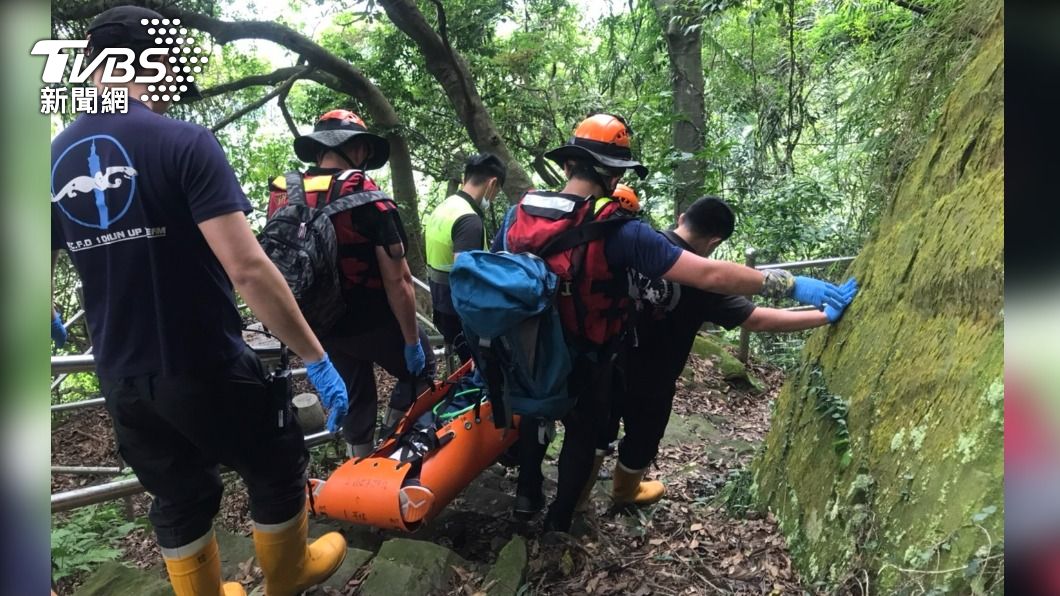 警消人員將落水男子送下山。(圖/TVBS)