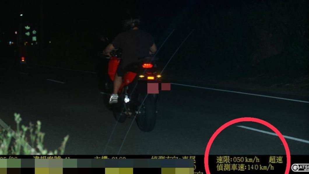 日前新北市金山分局在北海岸進行防飆勤務，發現一輛紅牌重機一路狂飆，時速竟然高達１４０公里。（圖／金山分局提供）