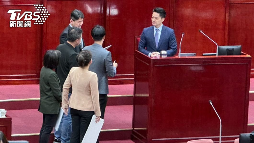 民眾黨議員黃瀞瑩、張志豪、陳宥丞並上前拿出「持續興建社會住宅承諾書」要求蔣萬安簽署。(圖/林至柔攝)