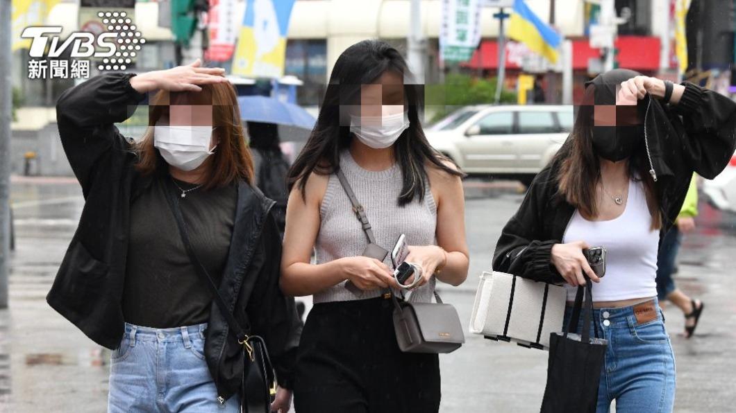 女友出門配1單品!他嚇傻驚呼「整個一覽無遺」:是想給誰看