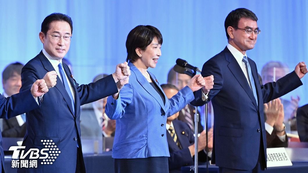 日本自民黨2021年進行總裁選舉,當時岸田文雄(左)與河野太郎(右)皆參選,最終由岸田文雄勝出。(圖/達志影像美聯社)