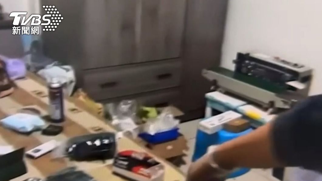 現場有大量毒品及分裝工具機。(圖/TVBS)