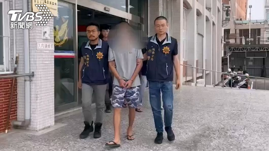 員警將2男送辦。(圖/TVBS)