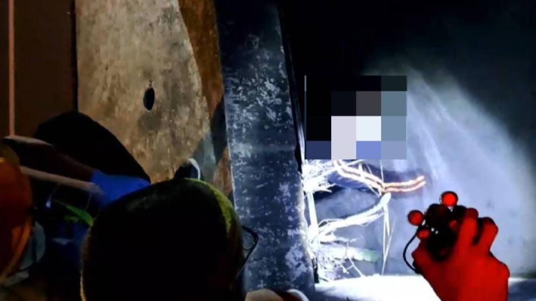 台東男子撿拖鞋受困水溝 警消循聲救人(圖/台東大武分局提供)