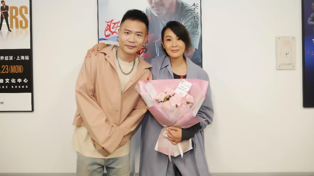 蕭秉治特別穿上奶茶色的衣服，送上康乃馨一看到劉若英就嘴甜祝「情人節快樂」。（圖／相信音樂提供）