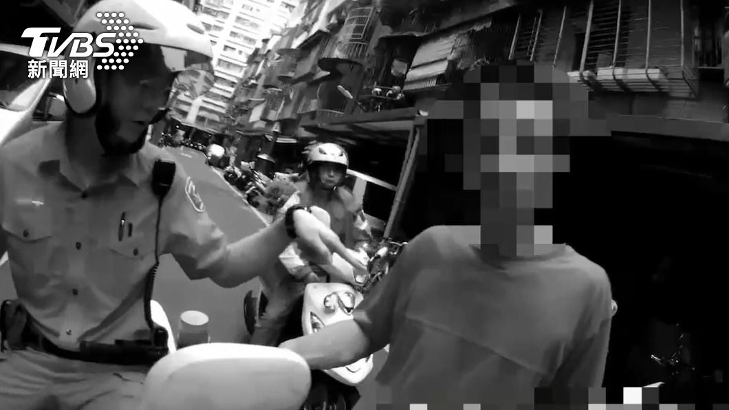 支援警力趕抵現場將許姓醉漢帶回偵辦。(圖/TVBS)