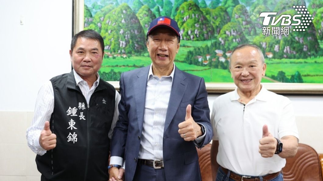 郭台銘今(15)日南下拜訪苗栗縣議會並參拜玉清宮,有苗栗縣長鍾東錦、前縣長徐耀昌等人陪同。(圖/郭台銘辦公室提供)