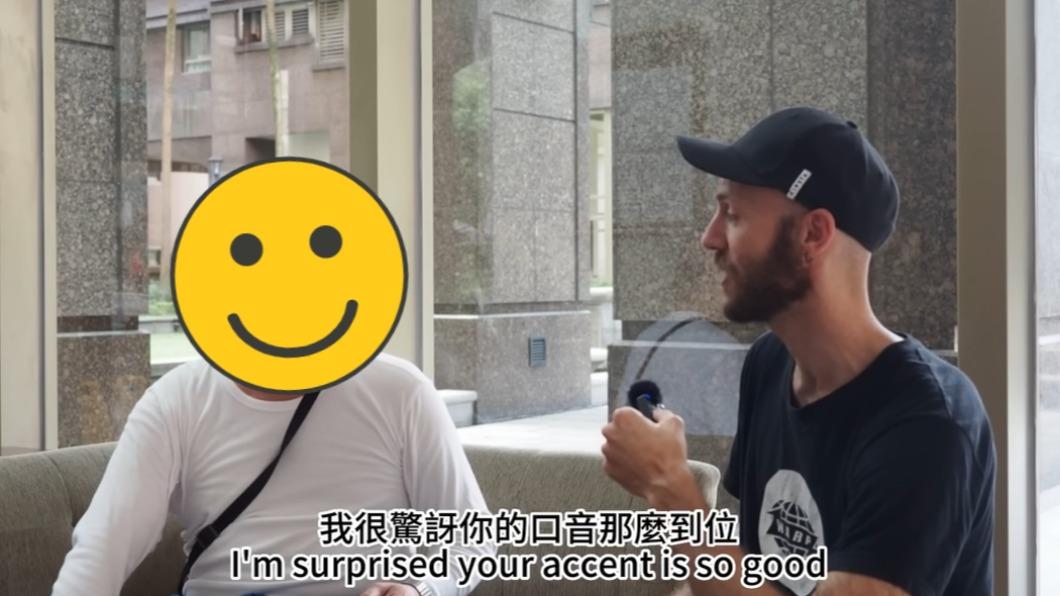 英文超流利！美國人街訪「衛生衣阿伯」　網曝：教父級名師