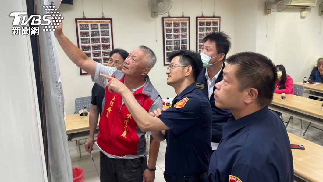淡水警分局廣邀地方宮廟、陣頭簽署行動公約。(圖/TVBS)