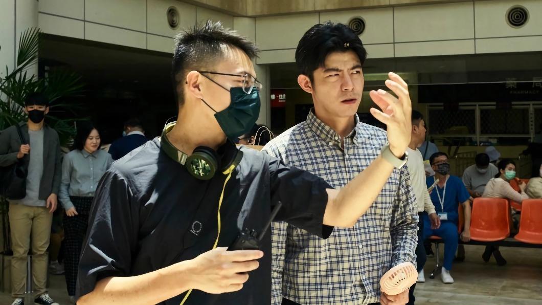 林君陽導演(左)的新作《疫起》入圍本屆金馬獎最佳劇情片,右為王柏傑。(圖/CATCHPLAY提供)