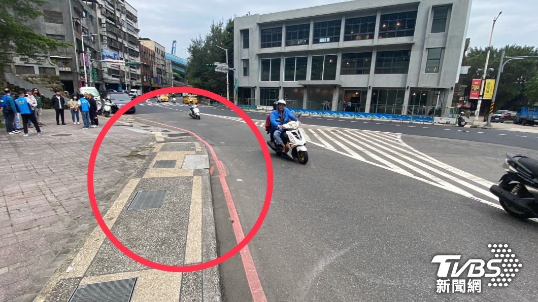基隆市中正路上的「無障礙坡道」人行道，因為沒有退縮，再加上位轉彎處，常常造成騎士摔車。（圖／ＴＶＢＳ）