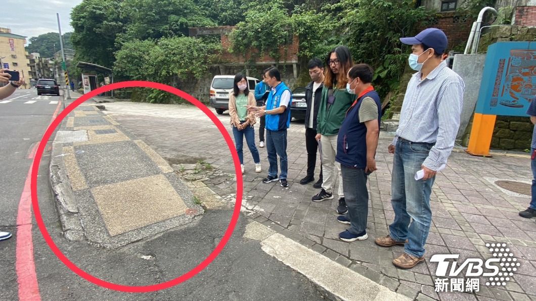 基隆市議員藍敏煌接獲陳情,認為當初設計錯誤,建議先設置軟質分向桿提醒用路人。(圖/TVBS)