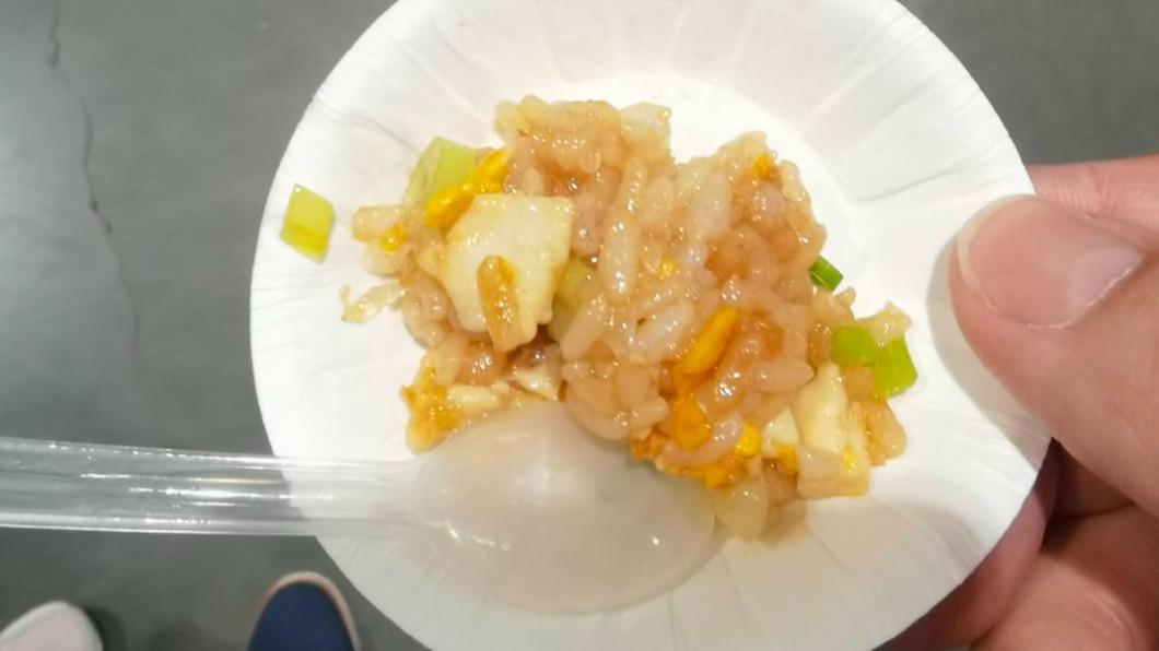 原PO在好市多吃到一口超美味的炒飯後，秒被推坑購買。（圖／翻攝自「Costco好市多 商品經驗老實說」臉書）